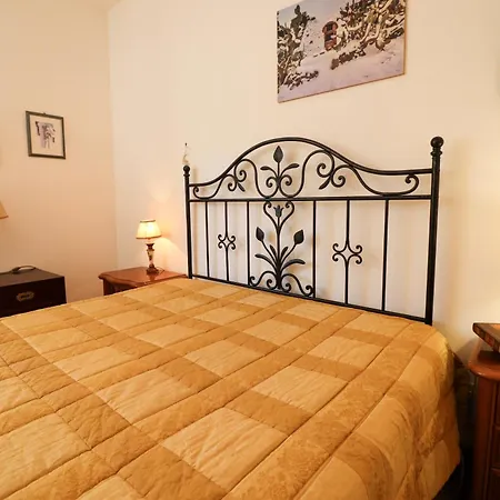 Keferas House アパート