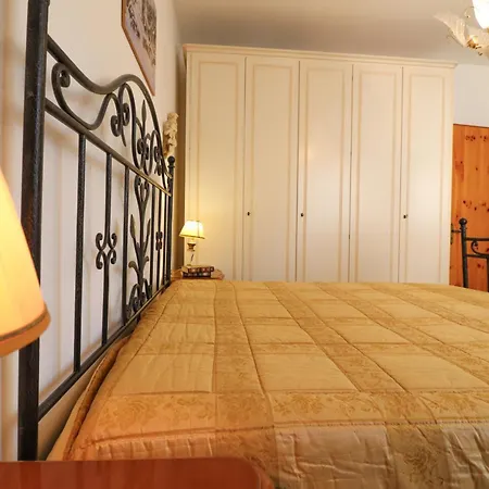 Keferas House アパート